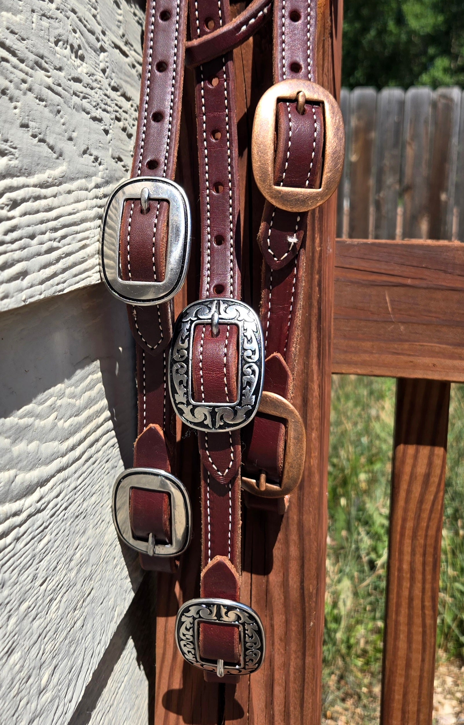 One ear headstalls with buckle at bit end, standard horse size